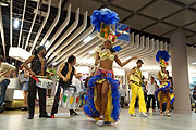 schöne Show: bunte Sambagruppe samt Tänzerinnen und Trommlern (©Foto: Martin Schmitz)